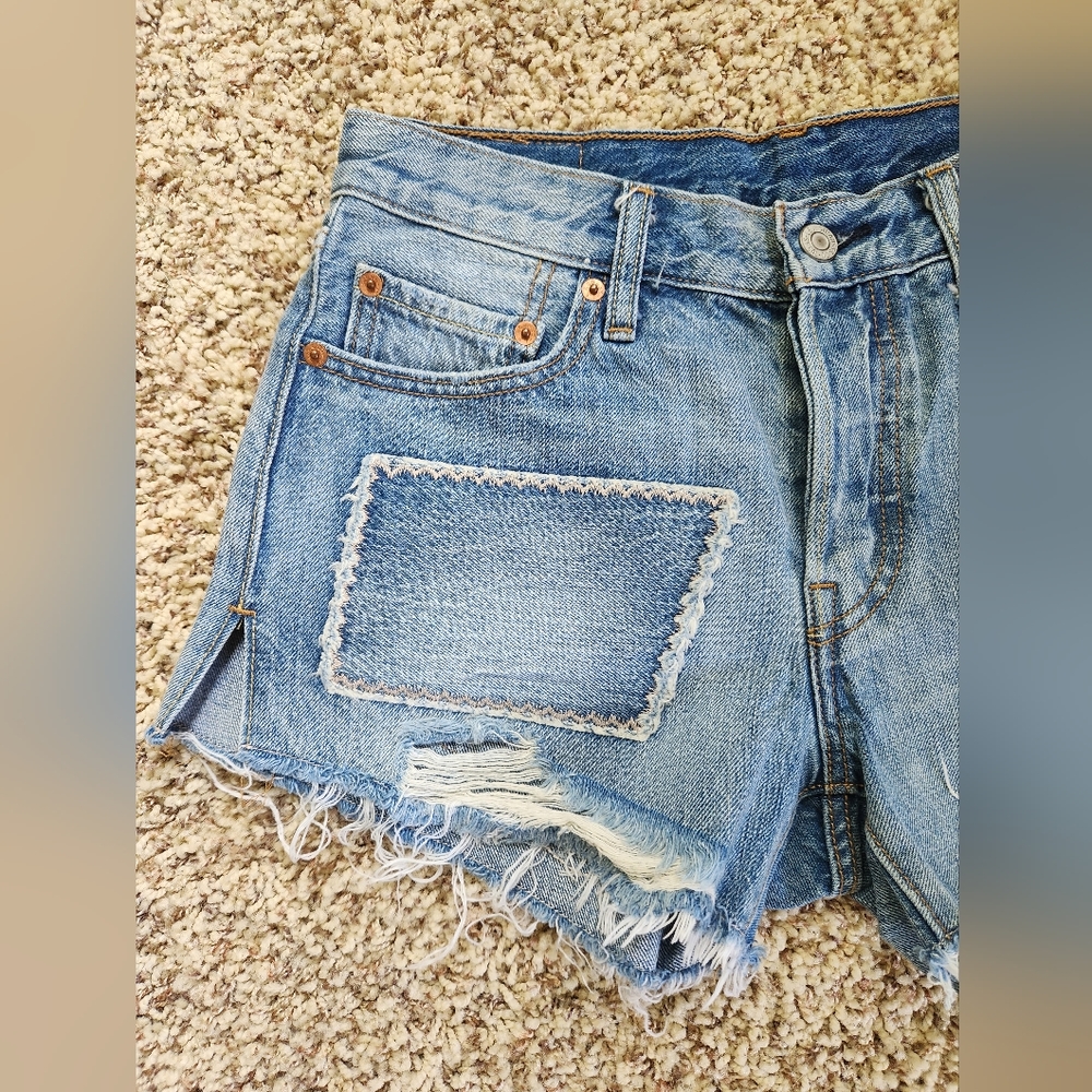 LEVIS Distressed Mid Rise Button fly Cutoff Short - Picture 3 of 7